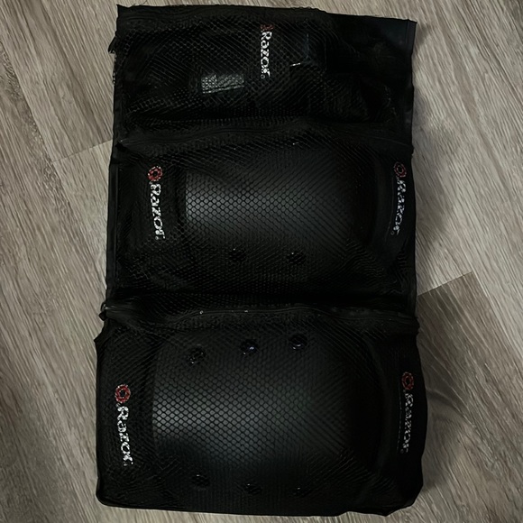 Razor set- knee, elbow & wrist pads (unisex) only used a couple of times - $14! - Picture 1 of 2
